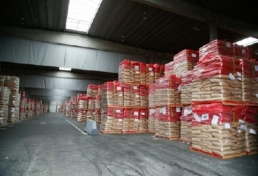 El almacén de leche en polvo en Herstal, donde se amontonan cientos de miles de sacos del producto. Foto: AFP