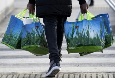 La propuesta legislativa de la Comisión Europea busca que "el reciclaje sea rentable para las empresas", frenar los residuos plásticos, acabar con la basura marina, fomentar la inversión y la innovación, e incentivar el cambio en todo el mundo. Foto: AFP Europa, europa embalajes plásticos, embalajes plásticos deberán ser por completo reciclables a partir de 2030, Comisión Europea luchar contra los plásticos, luchar contra los plásticos de un sólo uso, CONtexto ganadero, ganadería Colombia, Noticias ganaderas Colombia