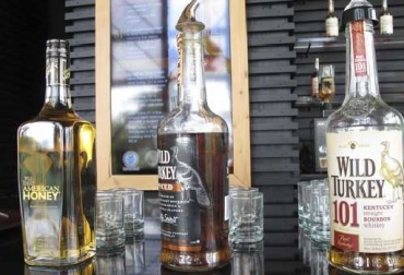 La UE aplicó aranceles por casi 2 mil 800 millones de euros a productos estadunidenses, como el bourbon .Foto Ap Estados Unidos, Donald Trump, aranceles, México, Unión Europea, Europa pone en marcha aranceles a productos de EU, Ganadería, ganadería Colombia, noticias ganaderas, noticias ganaderas Colombia, Contexto ganadero