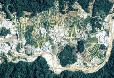 Vista aérea de la región amazónica de Madre de Dios, epicentro de la minería ilegal en Perú, divulgada por el ministerio de Defensa peruano el 22 de agosto. Foto. AFP Perú, Amazonía, monitoreo al daño ambiental, Aviones, drones, región amazónica de Madre de Dios, el epicentro de la minería ilegal en Perú, dragas, dinamita, mercurio, extracción de oro, Ganadería, ganadería colombiana, noticias ganaderas, noticias ganaderas Colombia, CONtexto ganadero