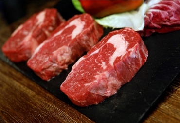 Los chinos, que actualmente consumen solo 6 kilos de carne vacuna por año (un 10% de lo que comen los argentinos), pasarían a comer 8,1 kilos en 2027. Foto: clarin.com China, Instituto de Promoción de la Carne Vacuna Argentina (IPCVA), China consumo de carne vacuna, Para 2027 los chinos consumirían 2 kilos más de carne vacuna, Asian Agribusiness Consulting (AAC), “China es una tierra de oportunidades para la carne argentina”, Ganadería, ganadería colombiana, noticias ganaderas, noticias ganaderas Colombia, CONtexto ganadero