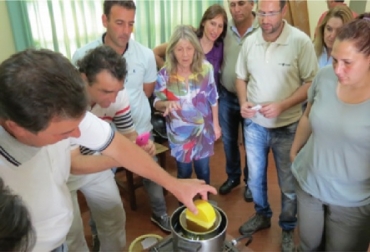 La investigación surgió como una necesidad de los productores de quesos artesanales del noroeste cordobés, quienes protegen sus productos para evitar la contaminación o el desarrollo de microorganismos, así como minimizar posibles pérdidas de humedad y aumentar la resistencia al transporte. Foto: Perulactea.com Argentina, INTI-Lácteos, INTI-Lácteos sede Rafaela, cera de abeja para cubrir quesos artesanales, cera de abeja como cobertor de quesos artesanales, Traslasierra, quesos a partir de leche de cabra, contexto ganadero, noticias ganaderas, cabras