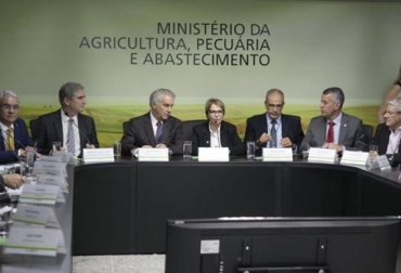 Tereza Cristina está buscando soluciones a las importaciones de leche. Foto: agricultura.gov.br. Ganadería, ganadería colombia, noticias ganaderas, noticias ganaderas colombia, CONtexto ganadero, Brasil, Comisión Nacional de Ganadería de Leche de la Confederación de Agricultura y Ganadería de Brasil, Certificado Sanitario Internacional, Cámara Sectorial de la Leche y Derivados, Plan Plurianual, ministra de Agricultura, Ganadería y Abastecimiento, Tereza Cristina