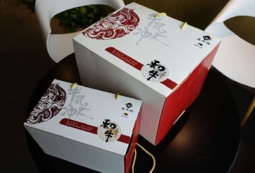 En cajas como las que se ven en la foto adjunta, se regalan determinados cortes, lo que habla a las claras del prestigio de que goza este alimento. Foto: tardaguila.com.uy China, carne vacuna, regalar carne vacuna, en China se observa a la carne vacuna como un alimento nutritivo y sabroso, carne importada, fiebre porcina, contexto ganadero, noticias ganaderas, bovinos. consumo de carne en China