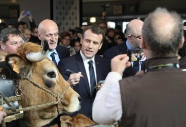 El campo europeo se enfrenta a amenazas exteriores procedentes de otros mercados, como Rusia, China y Estados Unidos, pero también interiores y, en ambos casos, señaló que la PAC debe servir para protegerle. Foto: Fuente: agroinformacion.com Francia, Salón de la Agricultura de París, Política Agrícola Común, PAC, Emmanuel Macron, Emmanuel Macron pidió refundar de la Política Agrícola Común (PAC), soberanía alimentaria del continente, el 70% de la ganadería europea se alimenta con soja importada, transición ecológica, como Rusia, China y Estados Unidos, la PAC debe servir para protegerle, Contexto ganadero, noticias ganaderas, internacionales