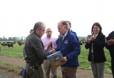 El documento fue recibido por el ministro Walker, con el fin de resolver una discusión de más de 20 años. Foto: minagri.gob.cl. ganadería, ganadería colombia, noticias ganaderas, noticias ganaderas colombia, contexto ganadero, chile, ganaderos de chile, ministerio de agricultura de chile, antonio walker, tipificación carne, carne chile, tipificación carne de chile, sag,