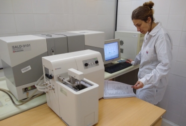 El uso de esta tecnología genera resultados con mayor precisión y en menos tiempo, respecto de los métodos tradicionales cuyo alcance analítico es más reducido. Foto: INTA. Ganadería, ganadería colombia, noticias ganaderas, noticias ganaderas colombia, CONtexto ganadero, INTA, suelos, María Liliana Darder, responsable del área Física de Suelos del Laboratorio de Calidad de Alimentos, análisis de suelos, análisis de suelos láser, láser para suelos, inta pergamino