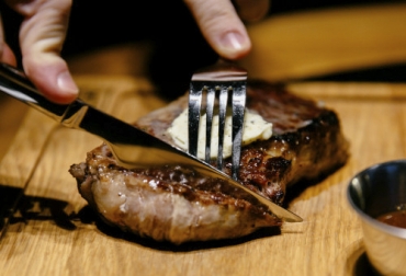 El consumo de carne a nivel mundial se ha mantenido estable en los últimos años aunque varía según el país. Foto: freepic.diller - freepik.es consumo, carne, OCDE, FAO, bovinos, cerdo, pollo, argentina, Uruguay, Colombia, Bolivia, Venezuela, Brasil, China, estados unidos, precio, demanda, USDA, unión europea, peste porcina, per capita, Ganadería, ganadería colombia, noticias ganaderas colombia, CONtexto ganadero.