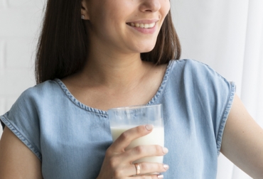 De acuerdo al estudio realizado en España, a mayores ingresos hay mayor consumo de lácteos diarios. Foto: Creado por freepik / freepik.es Ganadería, ganadería colombia, noticias ganaderas, noticias ganaderas colombia, CONtexto ganadero, consumo de leche, mujeres consumen más leche que hombres, consumo de leche mujeres, consumo de elche hombres, etapas de crecimiento, etapas de crecimiento consumo de leche, aportes leche de vaca, ingesta de leche diaria, consumo de leche diario