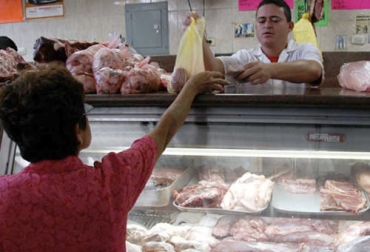 De acuerdo con el gremio de los ganaderos de Venezuela, en este país el consumo de carne al año era de 60 kg por persona al año en los 90, pero ahora es de apenas 8 kg. Foto: versionfinal.com.ve Consumo carne Venezuela 2021, producción carne Venezuela, consumo carne per cápita Venezuela, consumo carne al año Venezuela, consumo carne Venezuela 2020, Fedenaga, consumo de carne per cápita en Venezuela, presidente de Fedenaga, ganado bovino, ganadería bovina, carne, leche, ganaderos, ganaderos colombia, ganado, vacas, vacas Colombia, bovinos, Ganadería, ganadería colombia, noticias ganaderas, noticias ganaderas colombia, CONtexto ganadero, contextoganadero