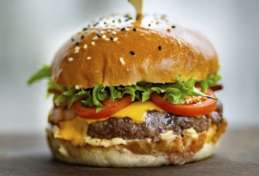 Una encuesta en línea a 24 000 adultos de varios países encontró que el 56 % prefiere continuar comiendo carne de res en lugar de proteínas alternativas. Foto: pxhere.com consumo de carne de hamburguesa en el mundo