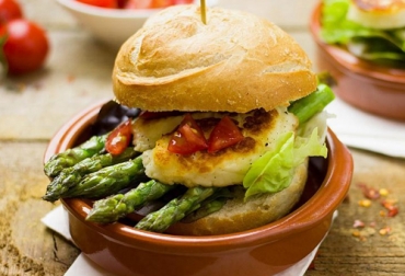 No se podrá utilizar la terminología propia usados para productos de carne y pescado, como filete y salchicha, para designar productos que no pertenezcan al reino animal Foto: es.euronews.com francia prohibe uso de palabras filete o salchicha