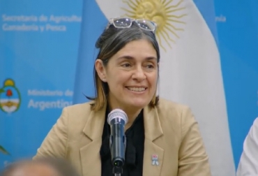 Karina Trono, científica en jefe, indicó "que vamos a ir transformando al rodeo de estar infectado con una cepa que provoca un tumor maligno y mortal en el 10% de los animales a una que no contagia, que no pasa al ternero y que mejora la productividad”. Foto: Captura video INTA Karina Trono, científica y directora del Instituto de Virología del INTA,