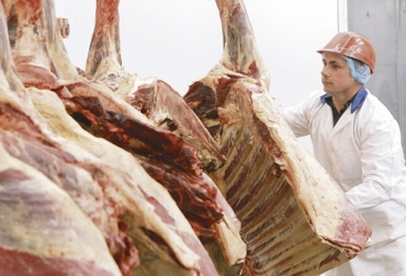 Por unas mejores condiciones económicas de la población, el consumo de carne vacuna en Brasil aumentaría en 2023, según Rabobank. Foto: rurales.elpais.com.uy Carne en frigorífico