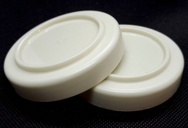 El PHA, también un biopolímero, es un biopoliéster natural que se obtiene del metano y que puede usar para reemplazar el poliéster en la ropa o el plástico en envases y tapas. Foto: geosphere.wpengine.com metano de vacas para hacer ropa