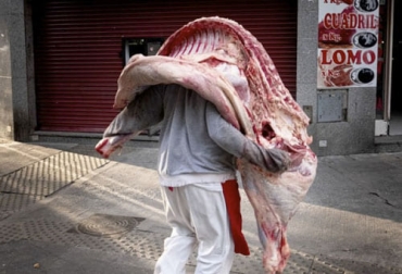 La modificación normativa en Argentina prohíbe que las piezas superiores a 32 kg sean cargadas por personas, eliminando la práctica conocida como «hombreo», cargar la media res en el hombro. Foto: Buenos Aires Times argentina media res y hombreo