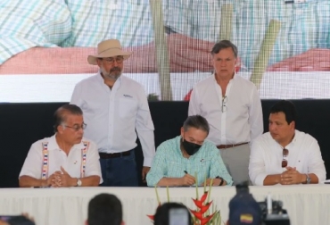 El presidente de Panamá, Laurentino Cortizo (centro), firmó la nueva ley de Política Agropecuaria del país en la zona rural de San Sebastián de Ocú. Entre otros, la actividad contó también con la presencia del Director General del IICA, Manuel Otero (de pie, a la derecha). El presidente de Panamá, Laurentino Cortizo (centro), firmó la nueva ley de Política Agropecuaria, PADE