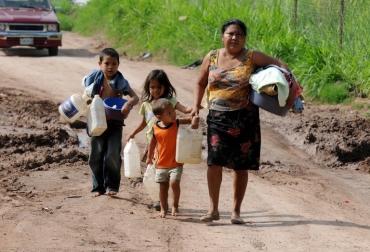 Una madre y sus tres hijos caminan en busca de agua potable en las afueras de Tegucigalpa, el 6 de junio de 2013. © AFP orlando sierra Pobreza en América Latina