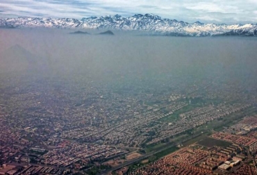 Una capa de smog provocada por las fábricas y automóviles cubre Santiago de Chile en 2010 © AFP/Archivo martin bernetti Una capa de smog provocada por las fábricas y automóviles cubre Santiago de Chile en 2010 © AFP/Archivo martin bernetti