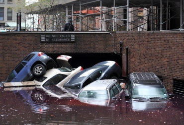 Autos apilados en un garage de New York el 31 de octubre en medio de la tormenta Sandy © AFP/Archivo stan honda Catástrofes naturales