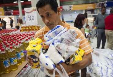 En los últimos años, los venezolanos han sufrido la escasez periódica de productos y alimentos. Foto: AFP comercio en venezuela