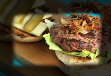 Los participantes deben escoger los aderezos con los que acompañarán cada hamburguesa que coman. Foto: The Guardian. carne de ardilla