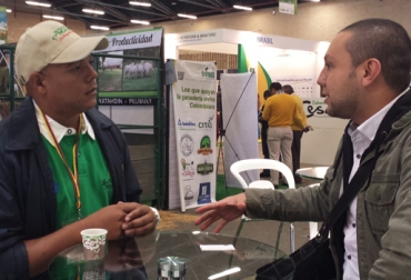 Roderick González Murray (i) un productor bovino panameño y miembro de la Asociación de criadores de ganado Simmental y Simbrah de ese país, le contó a este diario los retos, oportunidades y falencias que tiene el sector en su nación. Foto: CONtexto Ganadero. Roderick González Murray