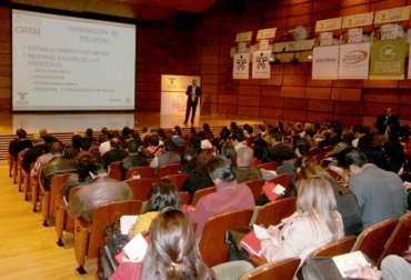 Diego Alejandro Calderón, médico veterinario en el II Encuentro de Expendios de Carnes-2013. Foto: CONtexto Ganadero. Bovinos y porcinos sufren de estrés