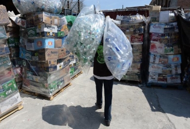 Una de las personas que vive de la recolección de basura en Nueva York, el 25 de abril de 2014. Foto: AFP / Don Emmert. reciclaje en nueva york