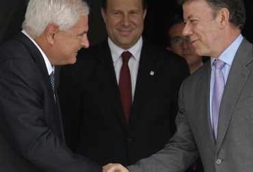 El presidente de Panamá, Ricardo Martinelli, y su homólogo colombiano, Juan Manuel Santos. Foto: AFP santos - martinelli