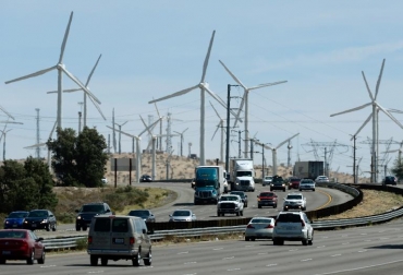 Automovilistas circulan por una autopista que atraviesa un parque gigante de energía eólica el 27 de marzo de 2013 en Palm Srings, California © GETTY IMAGES/AFP Kevork Djansezian energía eólica