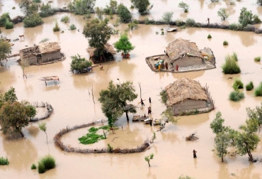 Unos vecinos incomunicados en un pueblo en Pakistán por las inundaciones, el 9 de agosto de 2010 © AFP/Archivos Asif Hassan pérdidas por desastres naturales