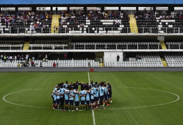 La selección de fútbol costarricense reunida durante un entrenamiento para el Mundial en Santos, Sao Paulo, el 10 de junio de 2014. Foto: AFP / Ronaldo Schemidt. contaminación mundial del aire