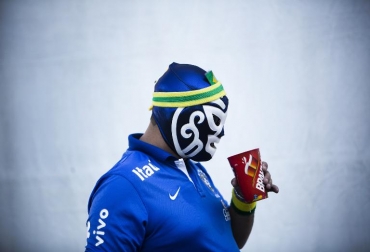 Un brasileño enmascarado bebe una cerveza ante el estadio Arena Cortinhians de Sao Paulo en donde se inauguró el Mundial el 12 de junio de 2014. Foto: AFP Behrouz Mehri. mundial brasil cerveza estadios