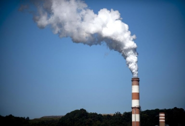 Una chimenea de una usina de carbón en EEUU el 24 de setiembre de 2013. Foto: Getty/AFP/Archivos Jeff Swensen. revolución enegética