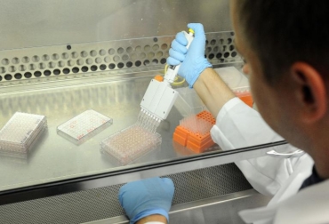 Una científica hace experimentos el 31 de julio de 2014 en Filadelfia, Estados Unidos. Foto: GETTY IMAGES NORTH AMERICA/AFP William Thomas Cain. carne del futuro