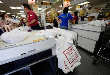 Una tienda de bolsas de plástico en Los Ángeles el 18 de junio de 2013. Foto: GETTY IMAGES NORTH AMERICA/AFP/Archivos Kevork Djansezian. uso de bolsas plásticas
