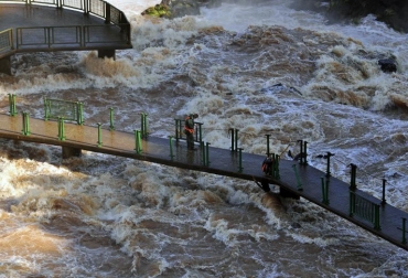 Un puente en las cataratas de Iguazú, en la frontera de Paraguay y Brasil, el 12 de junio de 2014 dañado por el desborde del rio Paraná. Foto: AFP. método para prevenir inundaciones