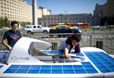 Un integrante del equipo chileno prepara su auto frente al palacio de La Moneda, en Santiago, para la Carrera Solar de Atacama, el 5 de noviembre de 2014. Foto: AFP. carrera de carros solares