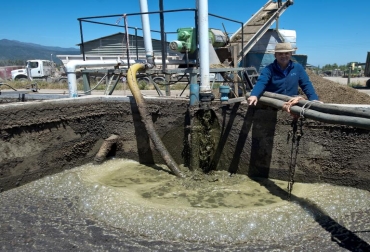 Un hombre vierte desechos orgánicos para producir biocombutible en una granja de Chile el 4 de noviembre de 2014. Foto: AFP. energía con excrementos