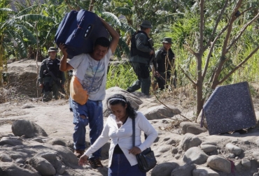 La congresista caminó hasta el Puente Simón Bolívar, y pudo ver la llegada de 2 buses con deportados. Foto: AFP. desplazamiento de colombianos desde venezuela