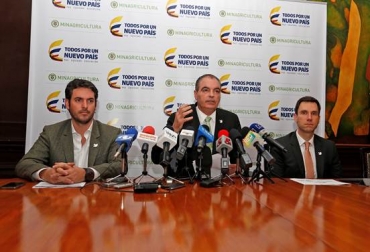 Aurelio Iragorri Valencia, explicó “que el país y el sector agro salen ganando con estos cambios absolutamente necesarios”. Foto: Cortesía. ministerio de agricultura colombia