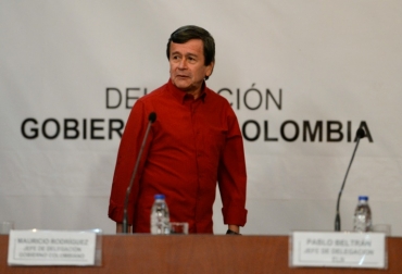Pablo Beltrán, delegado del ELN, en rueda de prensa con representantes del gobierno colombiano el 10 de octubre de 2016 en Caracas. Foto: AFP. eln paz colombia