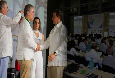 El presidente Duque recibió una condecoración por parte del gremio. Foto: CONtexto ganadero. ganadería, ganadería colombia, noticias ganaderas, noticias ganaderas colombia, contexto ganadero, iván duque, presidente de colombia, #36CongresoGanadero, Congreso Nacional de Ganaderos, Andrés Valencia Pinzón, Ministerio de Agricultura, fedegan, Federación Colombiana de Ganaderos, retalación del gobierno, aftosa, Fiebre aftosa, ICA, fondo parafiscal, parafiscalidad ganadera, FNG, Fondo Nacional del Ganado, recursos parafiscales, –
