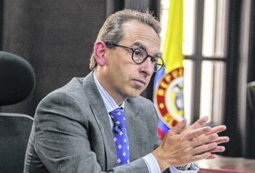 Dice la Ley 1753, en su artículo 106 que La administración de todas las contribuciones parafiscales agropecuarias y pesqueras se realizará directamente por las entidades gremiales que reúnan condiciones de representatividad nacional de una actividad agropecuaria o pesquera determinada.. Foto: elpais.com.co Colombia, parafiscalidad ganadera, el gobierno entrega la administración de la parafiscalidad ganadera a Fedegán, Andrés Valencia Pinzón, Fedegán, la representatividad de Fedegán, Ley 1753 de 2015, ARTÍCULO 106. ADMINISTRACIÓN Y RECAUDO DE LAS CONTRIBUCIONES PARAFISCALES AGROPECUARIAS Y PESQUERAS, Contexto ganadero, noticias ganaderas, vacas