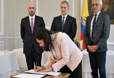 Los convenios fueron firmados entre el Ministerio de Ambiente y la SAC, así como el gremio de gremios y el Ideam. Foto: César Carrión - Presidencia. Ganadería, ganadería colombia, noticias ganaderas, noticias ganaderas colombia, CONtexto ganadero, Gobierno Nacional, el Instituto de Hidrología, Meteorología y Estudios Ambientales, Ideam, Sociedad de Agricultores de Colombia, SAC, presidente, Iván Duque, gestión ambiental del sector agropecuario y agroindustrial, directora general del Ideam, Yolanda González Hernández, entrega de información efectiva al campo, tratamiento de los residuos,