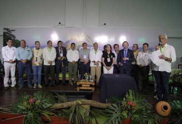 La estrategia pretende que esta zona del país tenga indicadores de cero deforestaciones, implemente acciones de adaptación al cambio climático, reduzca las emisiones de gases efecto invernadero. Foto: MinAmbiente. Ganadería, ganadería colombia, noticias ganaderas, noticias ganaderas colombia, CONtexto ganadero, ministerio de ambiente, ricardo lozano, Instituto Amazónico de Investigaciones Científicas, SINCHI, estrategia regional para la lucha contra el cambio climático y la deforestación de la Amazonía, Programa de las Naciones Unidas para el Desarrollo, cambio climático, deforestación, deforestación amazonía, embajada de noruega, Programa de Naciones Unidas para el Desarrollo,