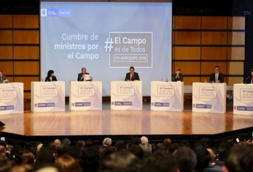 Los titulares de las 7 carteras se reunieron en el auditorio principal de Corferias frente a un público de más de 300 personas. Foto: MinAgricultura Compromisos Gobierno Duque, compromisos gobierno 2022, compromisos ministros Gobierno Duque, Colombia, Agroexpo 2019, Cumbre de Ministros, política integral para el agro colombiano, bovinos, MADR, CONtexto ganadero, ganaderos Colombia, noticias ganaderas de Colombia