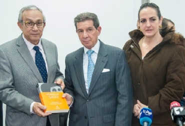 Darío Acevedo Carmona, director de Memoria Histórica de Colombia, José Félix Lafaurie Rivera, presidente ejecutivo de Fedegán y la honorable senadora. María Fernanda Cabal, fundadora de la Fundación Colombia Ganadera-Fundagán. Foto: Fedegán Colombia, violencia, ganaderos, FARC, Memoria Histórica, Dario Acebedo Carmona, José Félix Lafaurie R., Memoria Histórica, ganaderos, Darío Carmona, violencia, ganaderos víctimas de la violencia, FEDEGÁN, José Félix Lafaurie Rivera, ‘violentólogos’, Acuerdo de paz, Farc, “Acabar con el Olvido”, listados y testimonios de víctimas ganaderas, Fundación Colombia Ganadera-Fundagán, CONtexto ganadero, noticias ganaderas de Colombia