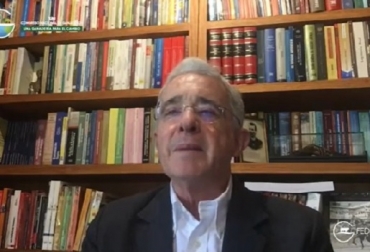Álvaro Uribe Vélez invitó a cada ganadero y cada persona afín al gobierno del presidente Duque a ser un pedagogo y destacar los logros del mandatario. “Debemos pensar en los factores de competitividad para la defensa de la democracia antes que en nombres de candidatos, partidos y coaliciones”. Foto: Fedegán Álvaro Uribe Vélez, Fedegán, 38 Congreso Nacional de Ganaderos, Agenda de Competitividad para la Defensa de la Democracia, riesgo de la extrema izquierda socialista, clausura del 38 Congreso Nacional de Ganaderos, proceso electoral de 2022, reformar la JEP, modificar altas cortes, crear la comisión legislativa para profundizar en la justicia, gratuidad de la educación completa y universal, Seguridad jurídica para el campo, seguridad jurídica sobre la tierra, ganadería, ganadería Colombia, noticias ganaderas